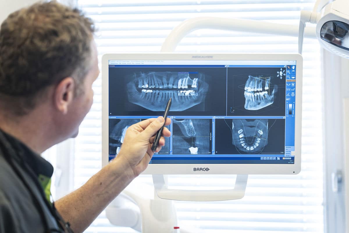 Dr. Eduard Stappler im zertifizierten Implant Safe Center in Köln